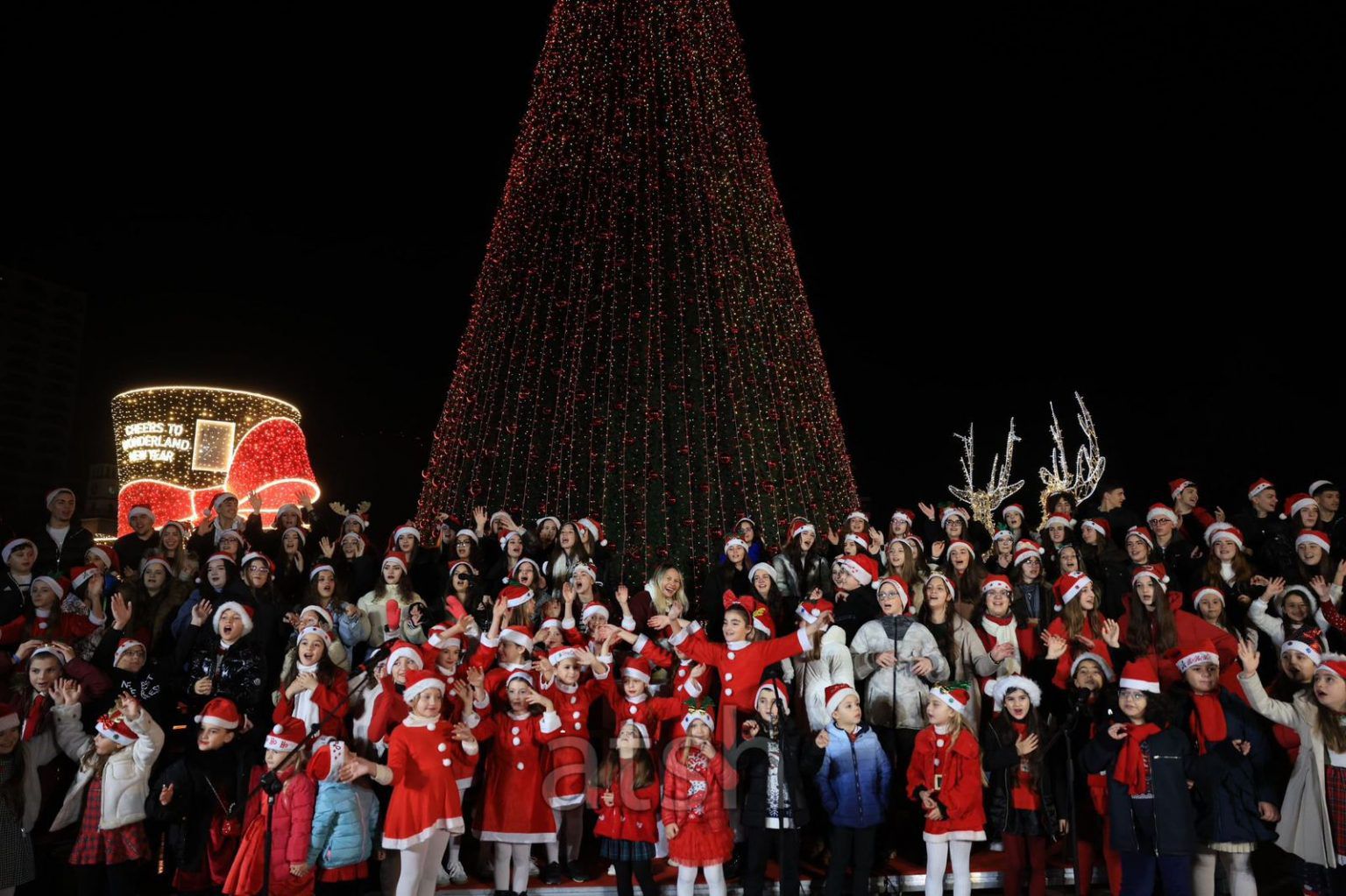 Atmosferë festive në kryeqytet, ndizen dritat e pemës në sheshin “Skënderbej”