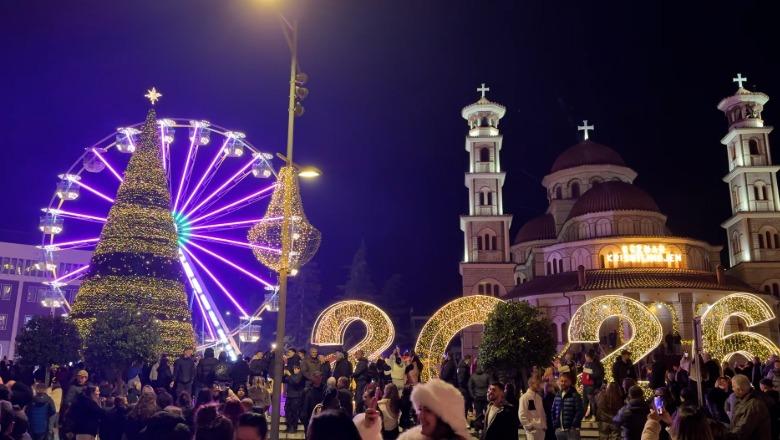 Atmosferë magjike, Korça ndriçohet për festat e fundvitit, qindra qytetarë dhe vizitorë mblidhen në qendër të qytetit