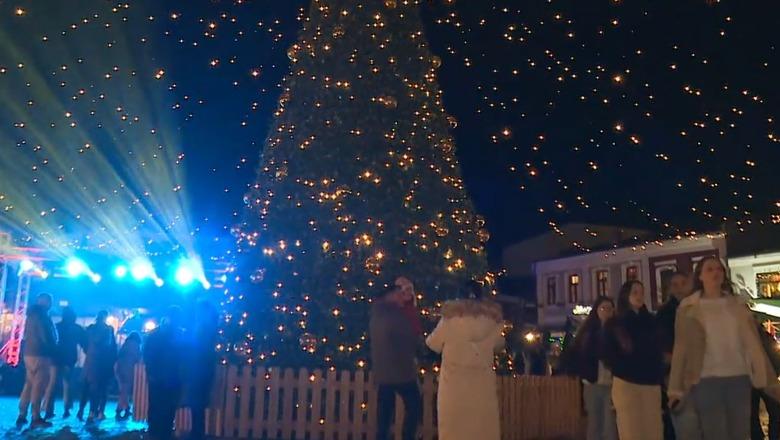 Atmosferë magjike/ Ndizen dritat, Korça nën dekorin festiv të festave të fundvitit