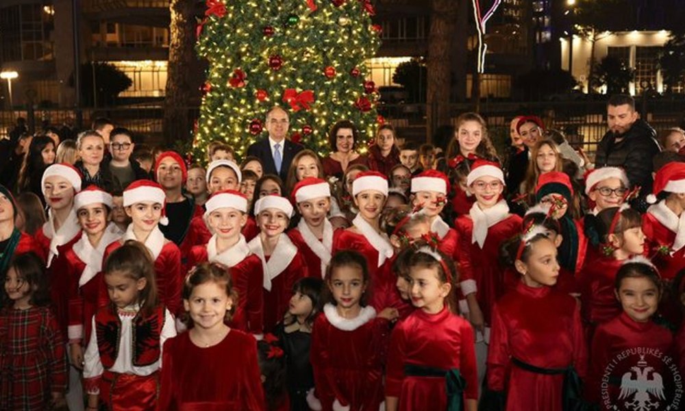 Atmosferë magjike në Presidencë gjatë ndezjes së dritave të pemës së Krishtlindjeve