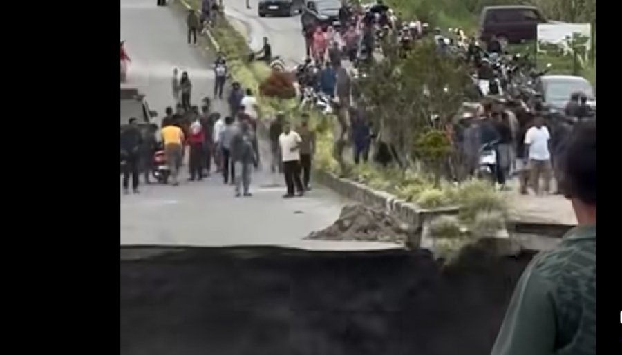 Autostrada në Indonezi shembet papritur, krijohet kaos mes qytetareve