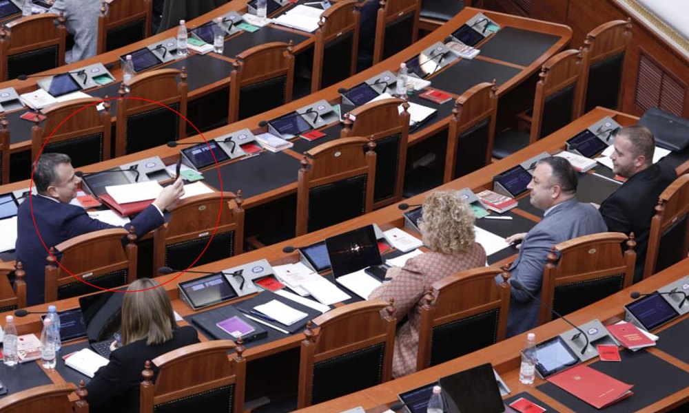 Balla kthehet në ‘fotograf’, shkrep foto për Bidon, Hoxhën dhe Dhimën