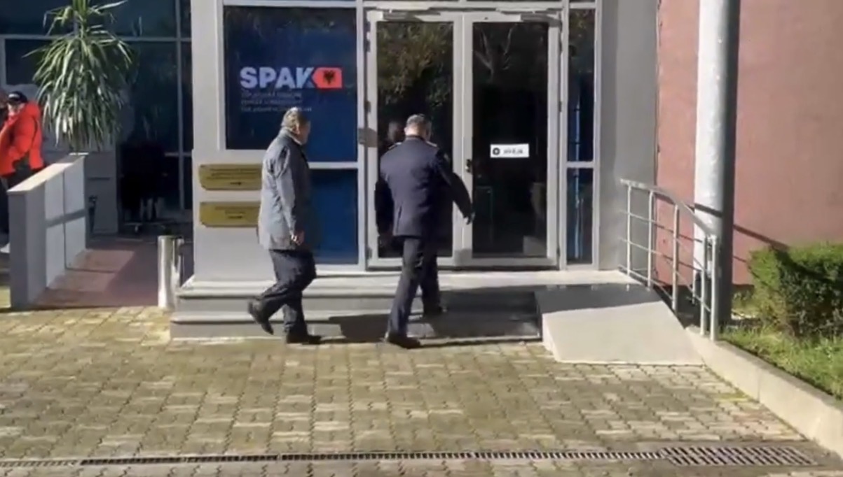 Bamir Topi paraqitet në SPAK për çështjen “21 Janari”