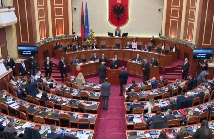 Berisha bllokon foltoren/ Ndërpritet seanca: 5 minuta pushim!