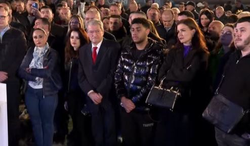 Berisha dhe Salianji të pranishëm në protestë, nis foltorja para kryeministrisë
