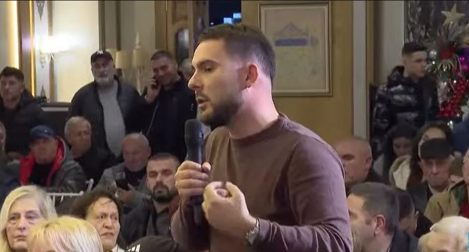 Berisha kritikohet në sy nga i riu: U çuditëm, si merret PD gjithë kohës vetëm me shkarkimin e Peleshit? E thjeshtë të rrish me rrogë deputeti në opozitë