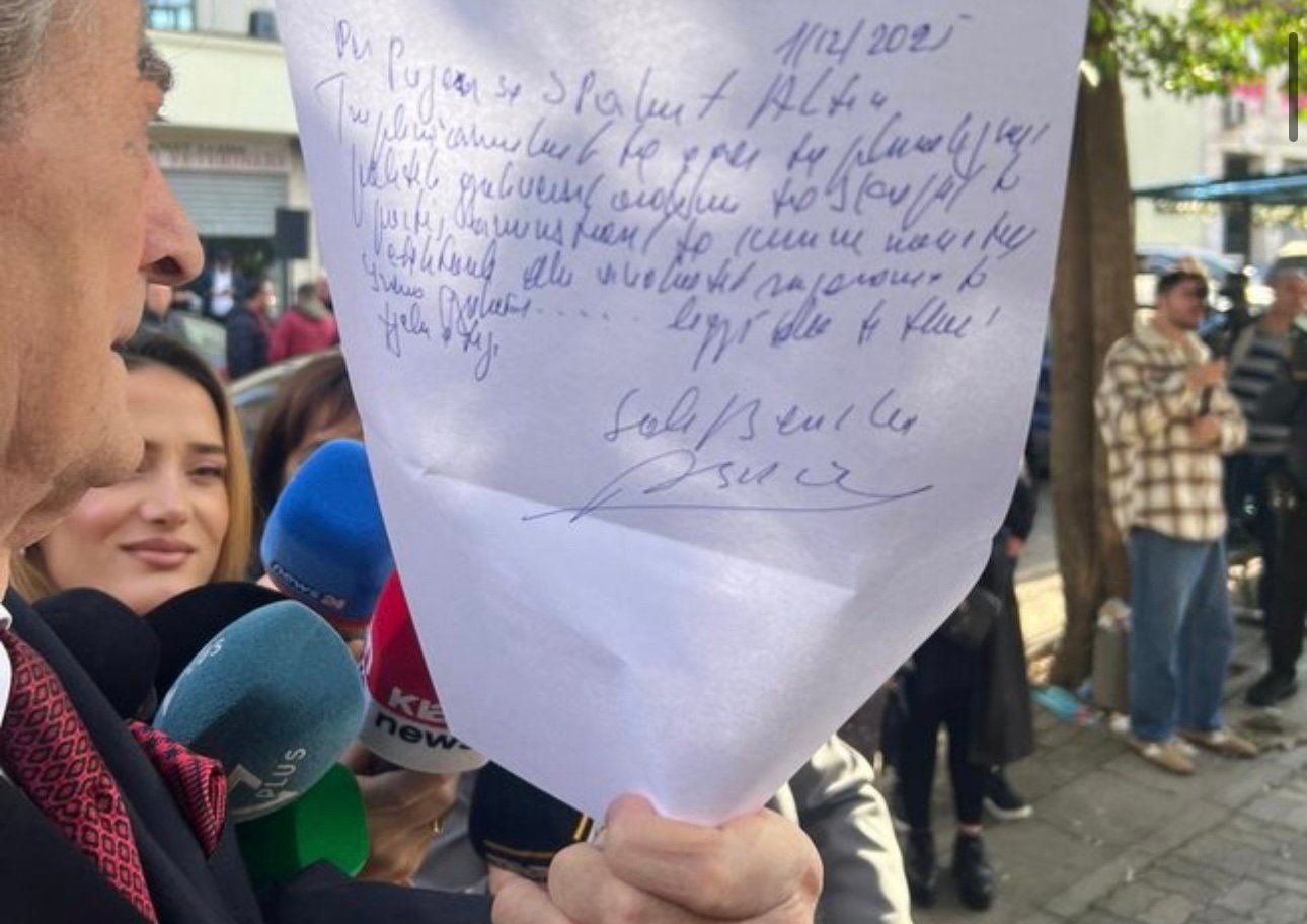 Berisha lexon mesazhin që la në SPAK: Troplinët kanë 4 vite që përdorin Portin e Durrësit, ku nuk kapet asnjë kg dr*gë