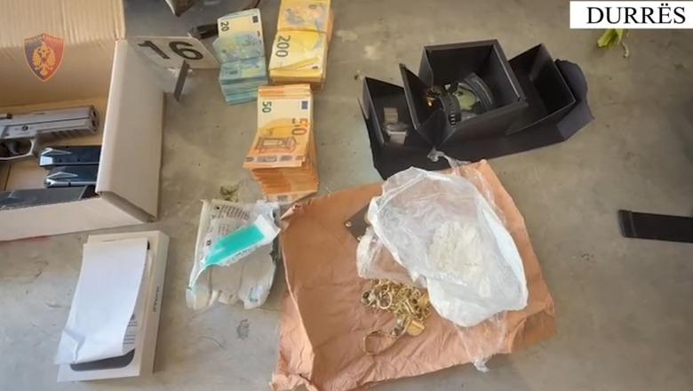 Bie në prangat e policisë shoferi/ Gjatë kontrollit i gjenden drogë, bizhuteri dhe armë, sekuestrohen edhe 29 mijë euro