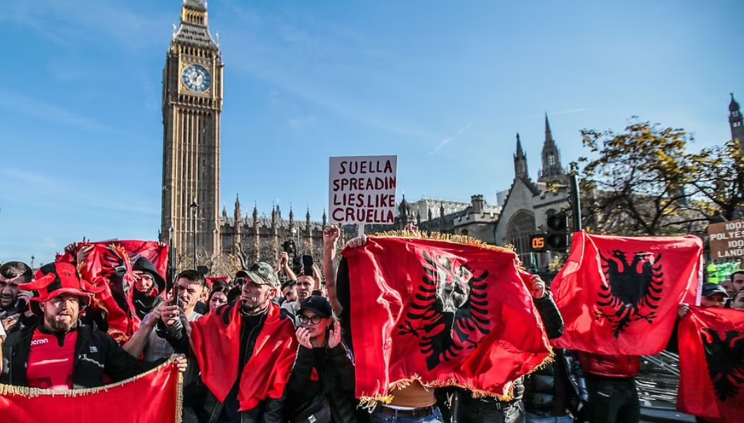 Britania u jep shqiptarëve 3 mijë paund për t’i larguar nga vendi: Fëmijët nuk përjashtohen!