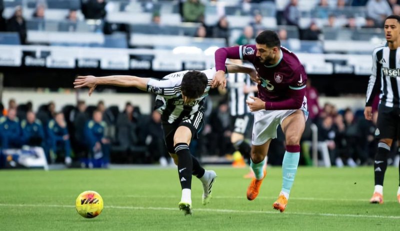 Broja debuton si titullar me Burnley, reagojnë mediat angleze