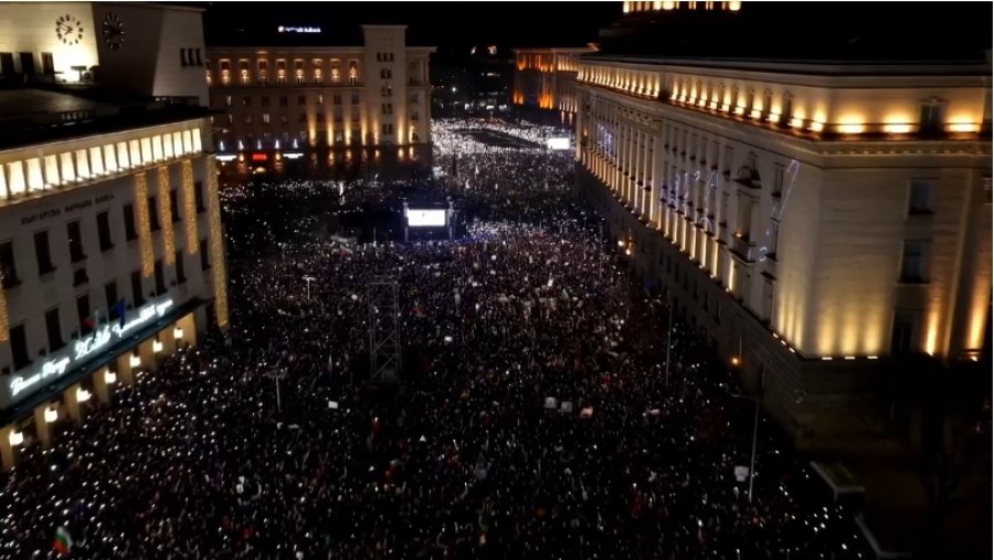 Bullgari/ Gjithçka duhet të dini rreth protestës ‘Dorëheqje, Peevski dhe Borisovi larg pushtetit’ që mblodhi mbi 150,000 qytetarë në kryeqytet