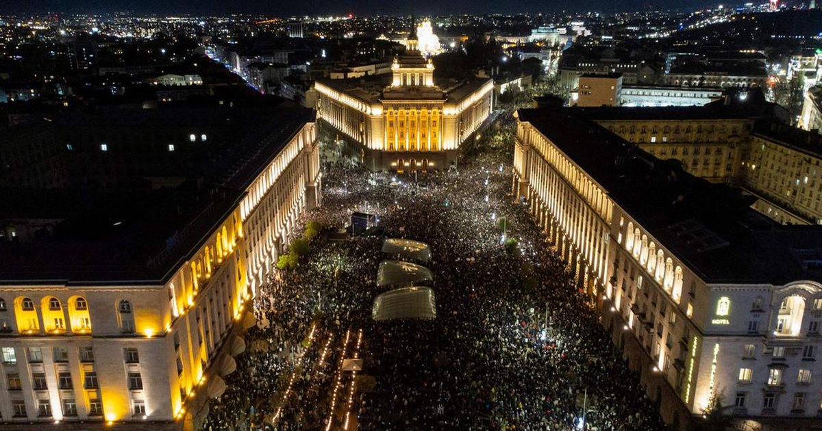 “Bullgaria e Re pa mafien”! Sofja “pushtohet” nga protestat masive kundër buxhetit dhe korrupsionit