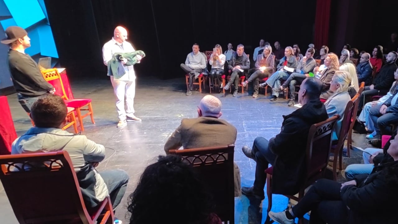 “Çdo gjë e shkëlqyer”/ Mirëpritet monodrama e aktorit të “Portokalli”, Ledjo Lako