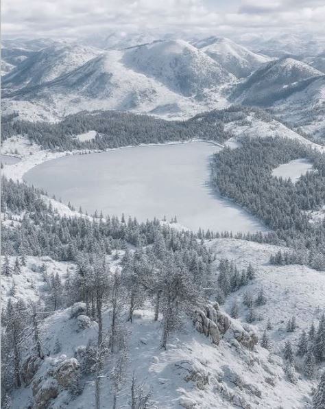 Ç’pamje fantastike nga Lura e mbuluar me borë!