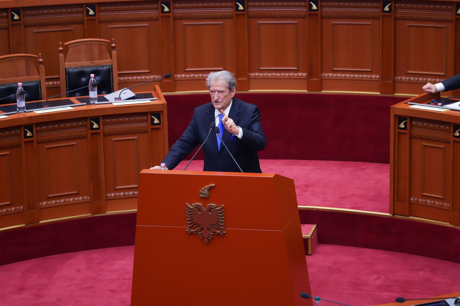 Debat për Avokatin e Popullit, Berisha: PD i tërhoqi firmat për 6 kandidatët. Klosi: Emrat i mbështeti opozita, jo PS