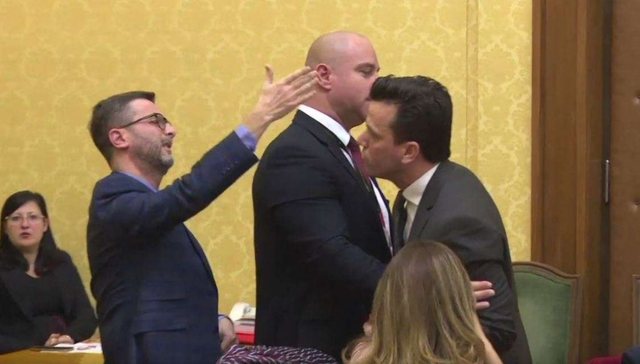 Debate në Komisionin e Ekonomisë, Agron Shehaj përplaset ashpër me Erion Braçen