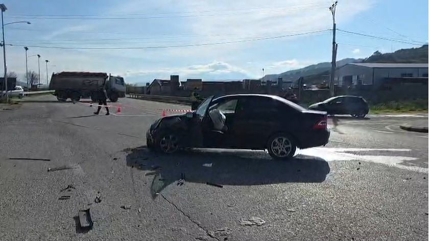 Detajet/ 20-vjeçari bëri manovrën e gabuar dhe përplasi furgonin e policisë, si ndodhi aksidenti në Fier