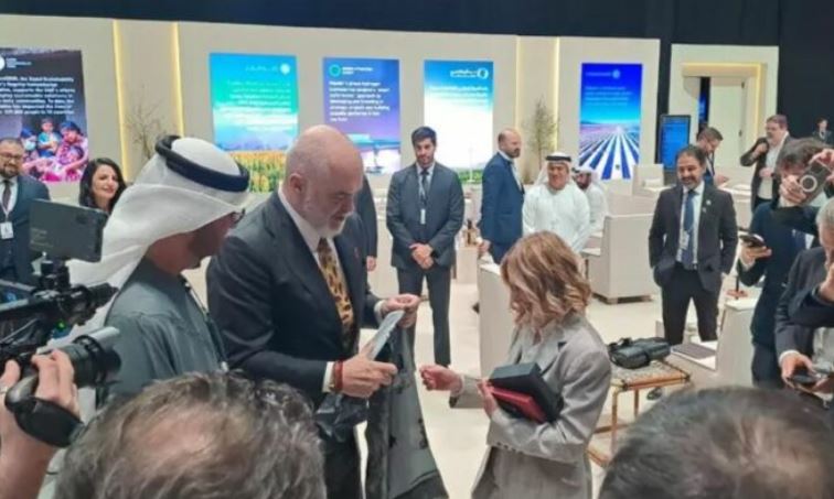 Dhuratat e marra nga kryeministrja Meloni dalin në ankand, ja ku do të shkojnë të ardhurat