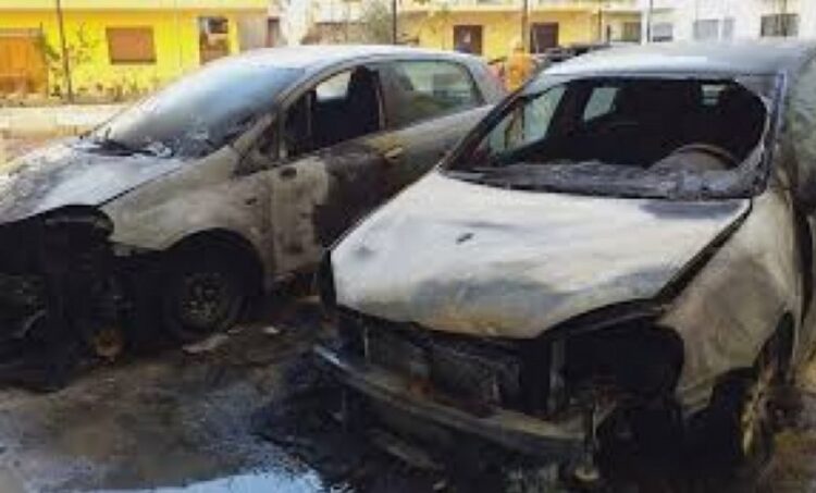 Djegia e dy makinave në Shkodër e qëllimshme? Policia nis hetimet, ja dyshimet e para