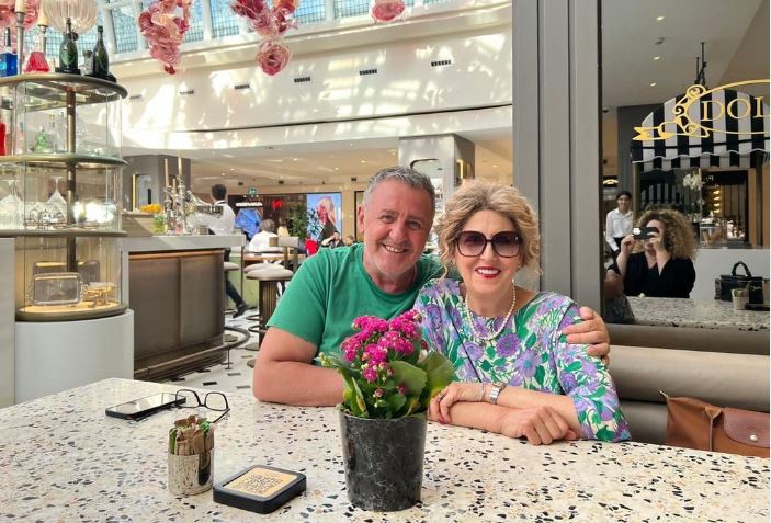 “Do të këndojë bilbili, te bliri Kostandinës”, Agron Llakaj bën veprën e veçantë në nderim të bashkëshortes