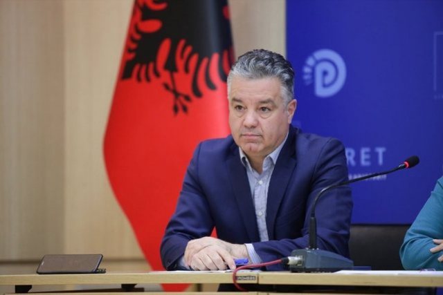 “Duhet të ishte shkarkuar, s’ka moral të dorëhiqet”/ Deputeti Bozdo: Qesharake të thuash ‘nuk niset avioni pa Belindën’