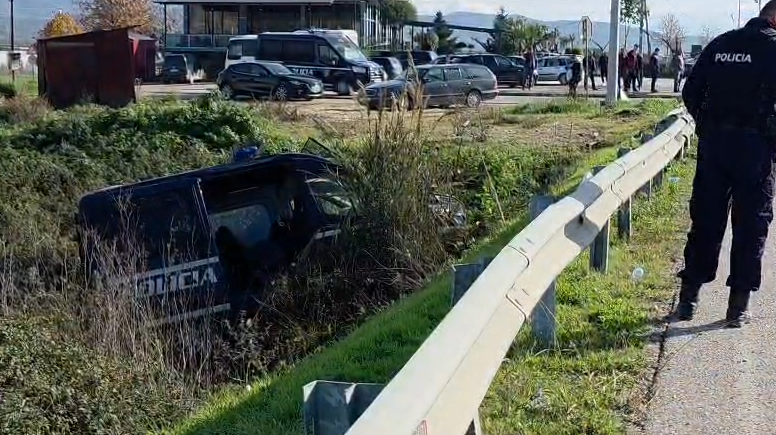 Dy policë të plagosur nga aksidenti në Fier, furgoni i FNSH përfundon në kanal