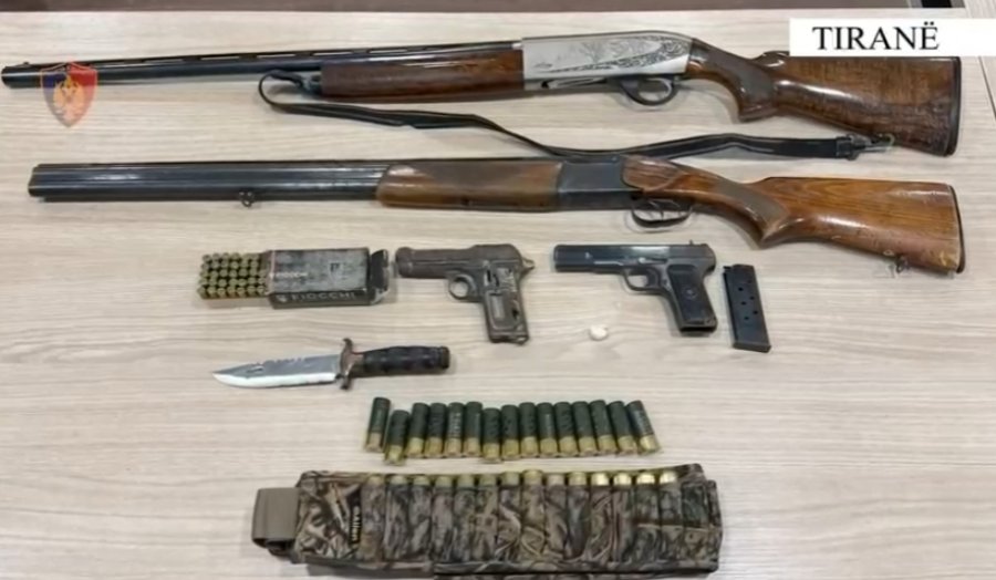 Dy të arrestuar në Tiranë, i gjejnë armë, municione e drogë