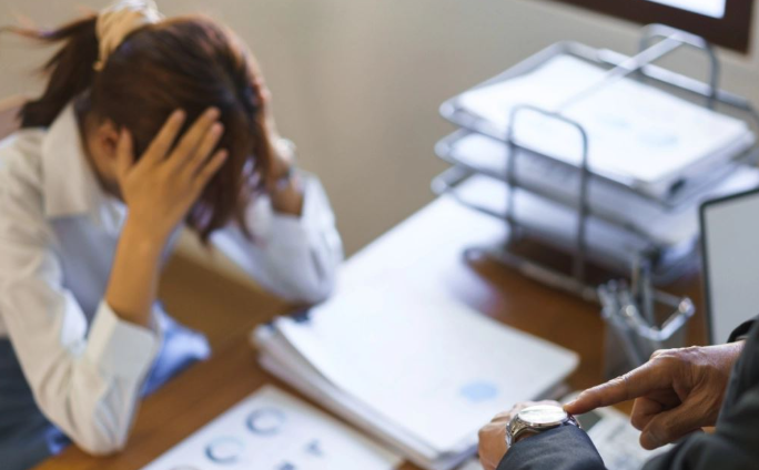 E çuditshme në Spanjë! Kompania pushon nga puna punonjësen pse shkonte herët në punë