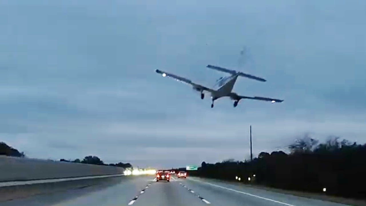 E frikshme në Florida, avioni përplaset me makinën në autostradë, lëndohet shoferja