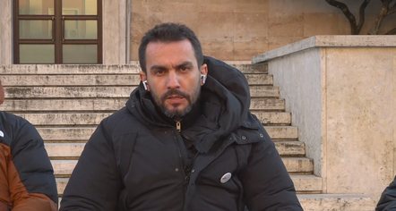 E kaloi natën në karrige para Kryeministrisë, Lapaj: Ky është moment historik, o vendoset drejtësia, o…