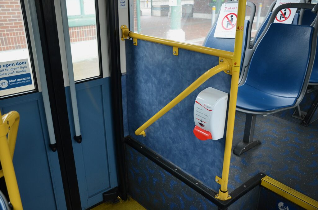 E mitura mbeti e dëmtuar nga mbyllja e derës, procedohet shoferi i autobusit në Tiranë