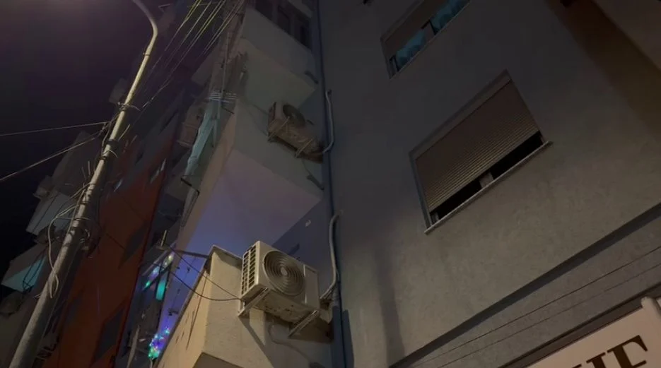 E moshuara bie nga kati i tretë, shpëtohet pasi mbeti mes murit dhe kondicionerit