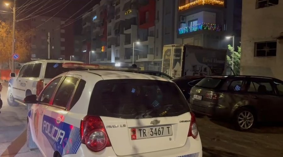 E moshuara rrëzohet nga ballkoni dhe bie mbi motorin e kondicionerit, jashtë rrezikut për jetën