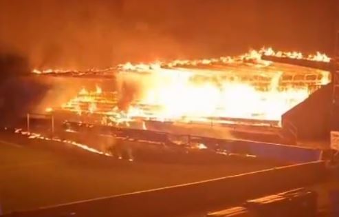 E pabesueshme/ Ekipi bie nga kategoria, tifozët i vënë flakën stadiumit (VIDEO)