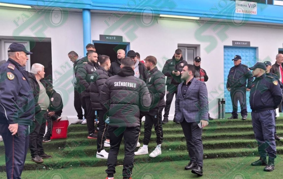 E RËNDË! Dhunë në Fushë Krujë, lojtarët e Ilirisë sulmojnë rivalët e Skënderbeut dhe trajnerin Gjoka (EMRAT)