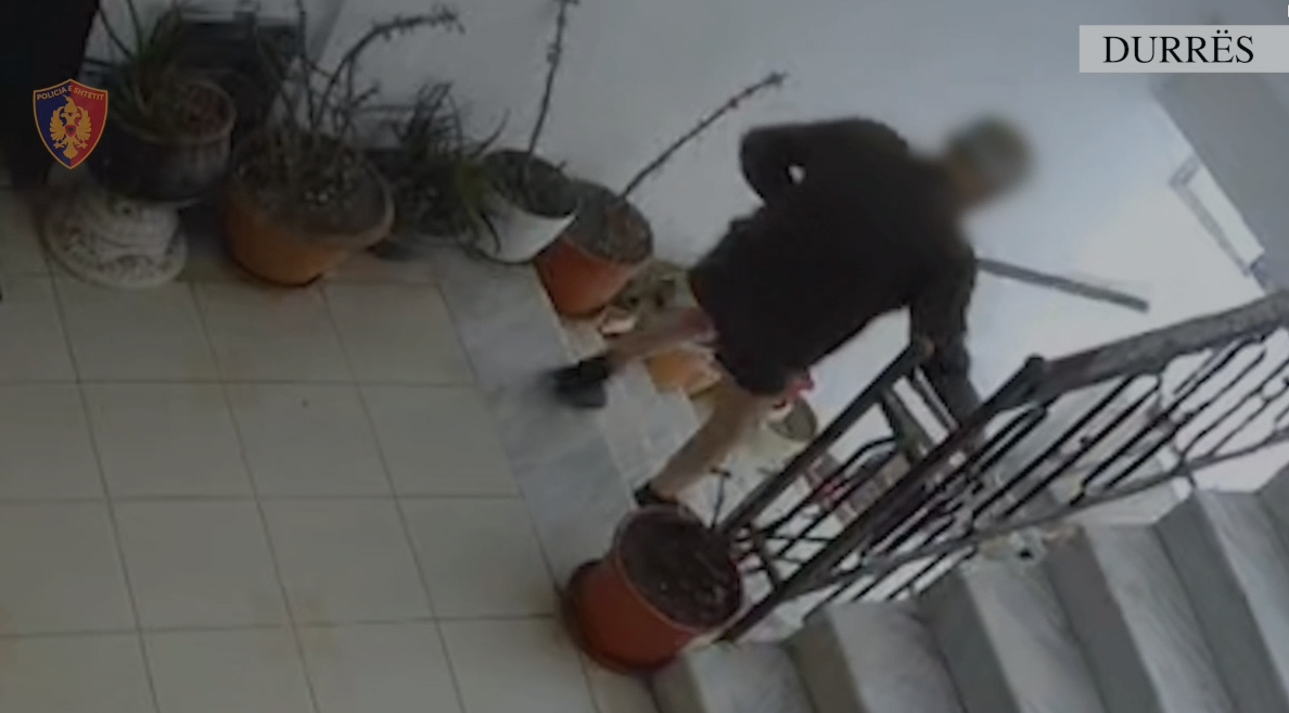 E rëndë në Durrës! 76-vjeçari godet me shkop druri në kokë bashkëshorten