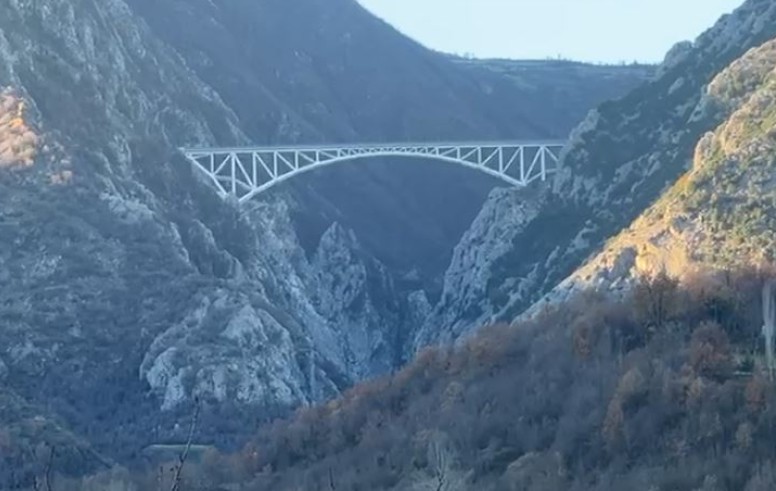 E rëndë në Mat, 39-vjeçari hidhet nga ura 150 metra e lartë