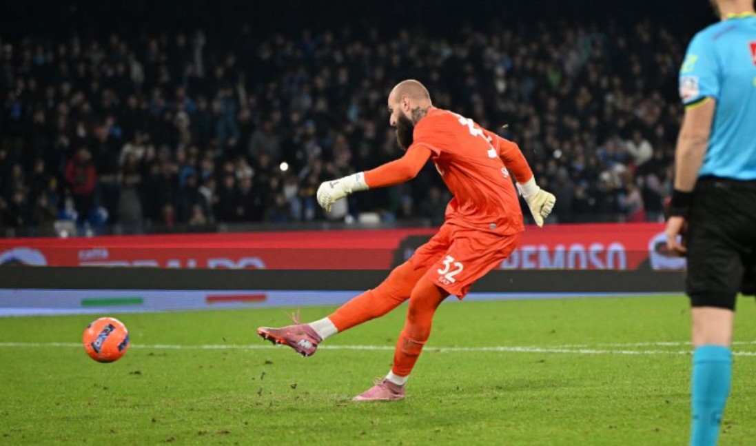 E “shpoi” rrjetën, penalltia e portierit të Napolit bën xhiron e botës (video)