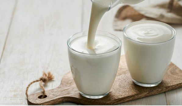 Edhe pse i shëndetshëm, ja pesë efektet anësore të konsumit të tepërt të qumështit