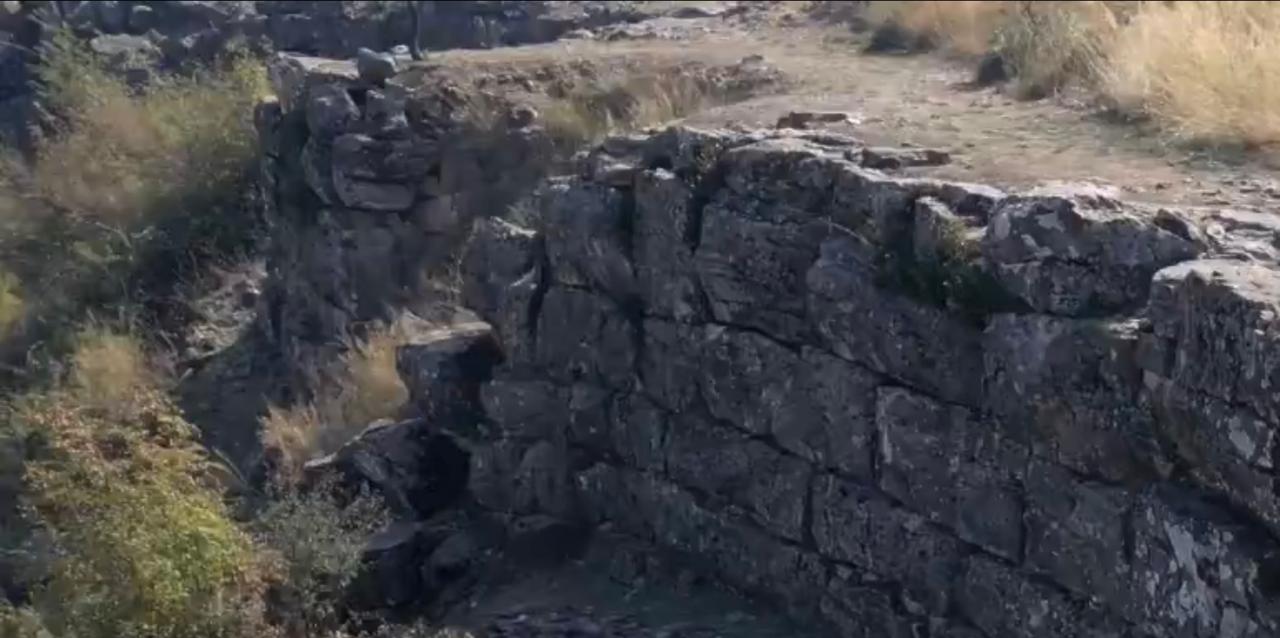 Ekskavatorët në Parkun e qytetit antik të Finiqit ngrenë alarmin! Çfarë po ndodh?