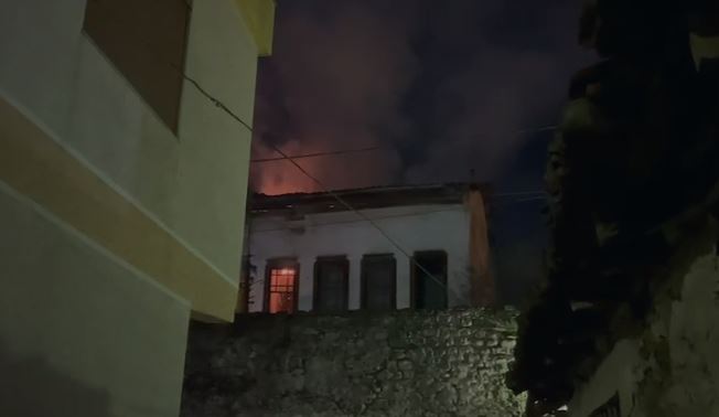 Elbasan, përfshihet nga flakët një banesë brenda Kalasë