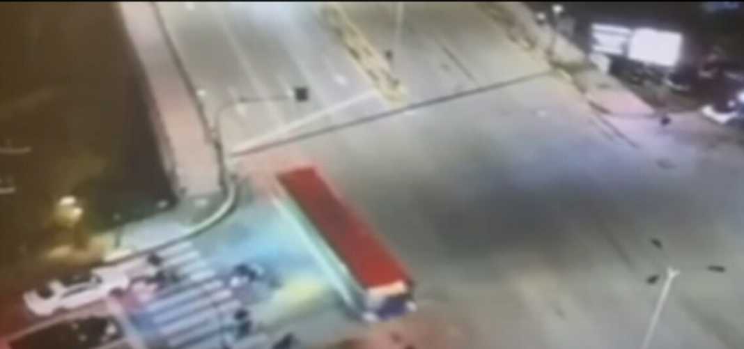 Emri/ Në pranga shoferi urbanit në Tiranë, si ndodhi aksidenti te “Rruga e Kavajës”