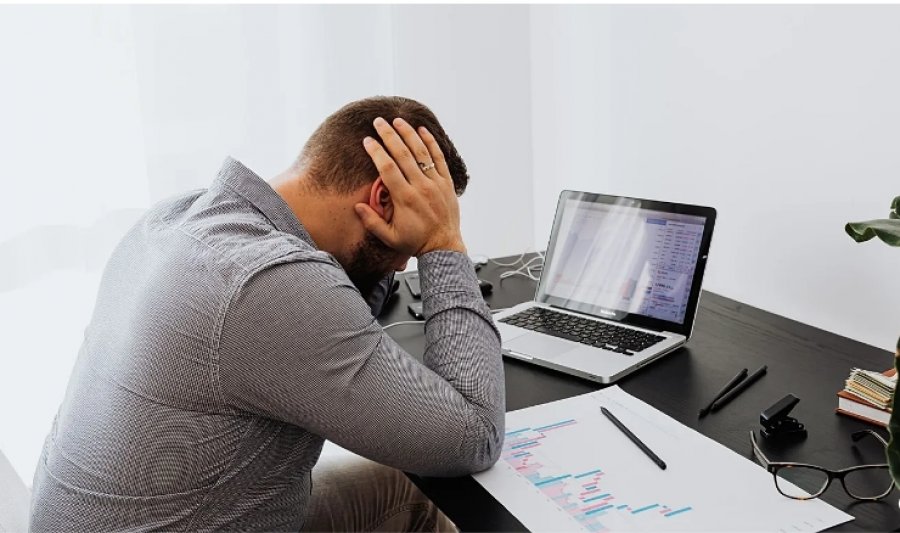 Evropianët janë të lodhur/ Çfarë do të duhej për të përmirësuar shëndetin mendor në punë?