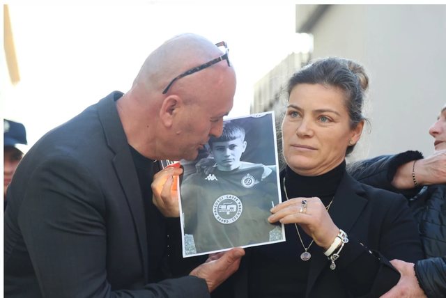 Familja Cani reagon pas vendimit që dha gjykata për vrasësin e djalit të saj!