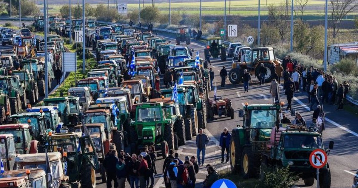 Fermerët grekë nuk e ndalin protestën, bllokime sërish në kufi