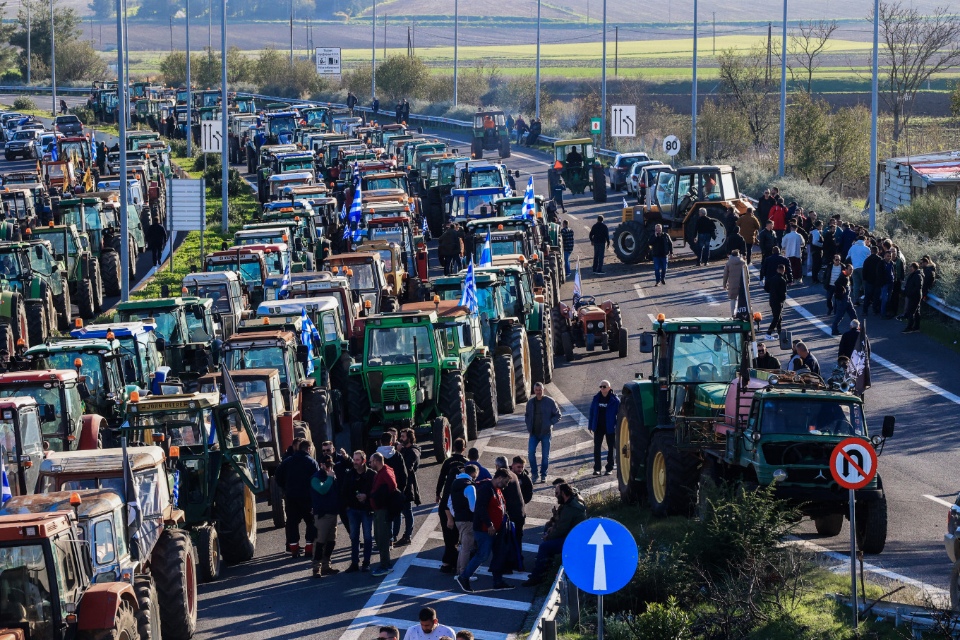 Fermerët grekë përshkallëzojnë protestat me bllokada të reja, tensione dhe përplasje me policinë (VIDEO)