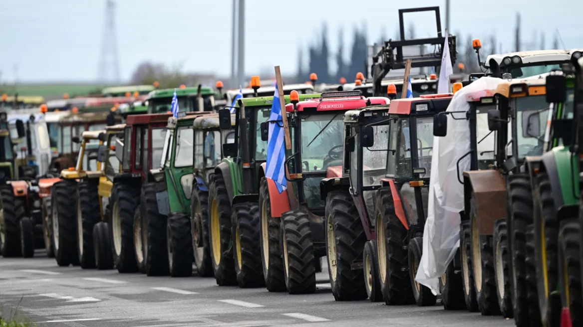Fermerët në Greqi përshkallëzojnë protestat: Bllokada të autostradave, porteve dhe zyrave doganore