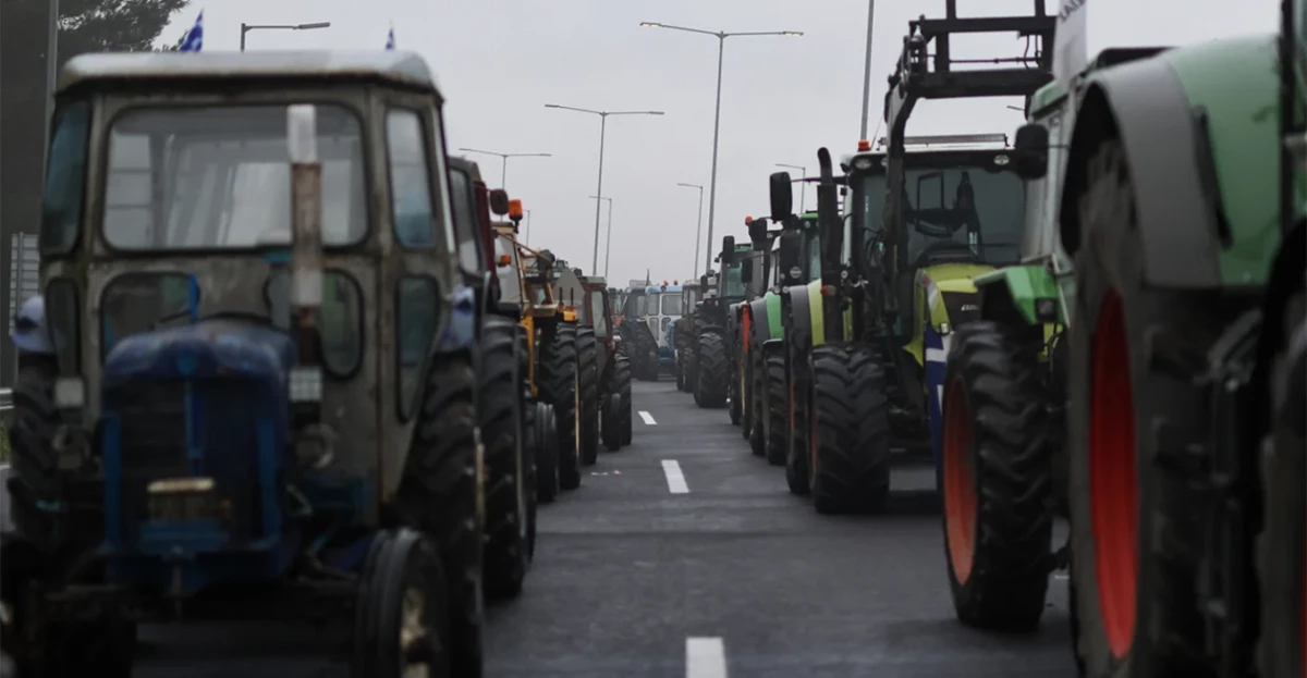 Fermerët nuk tërhiqen, bllokojnë pikat nevralgjike të rrjetit rrugor në Greqi, kaos në autostrada