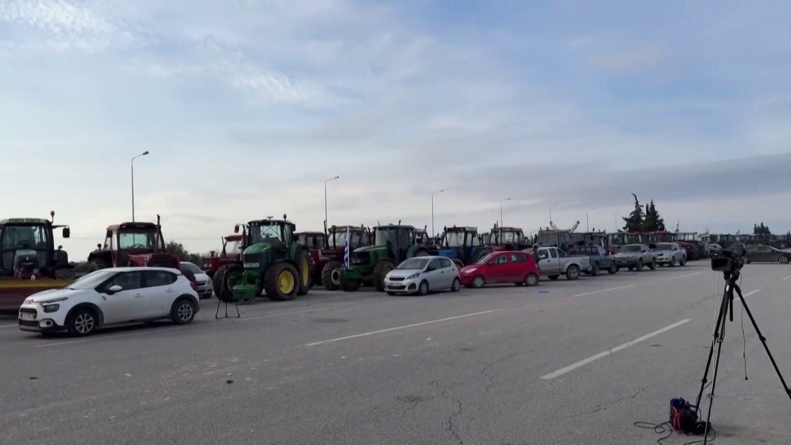 Fermerët përleshen me policinë, protesta masive në Greqi, autostradat vijojnë të jenë të bllokuara