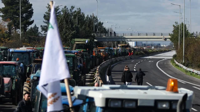 Fermerët përshkallëzojnë protestat/ Bllokada në rrugë, porte dhe dogana…